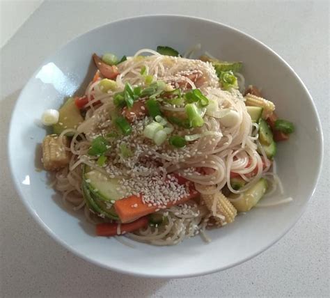 How many calories are in lo mein noodle salad, vegan - calories, carbs, nutrition