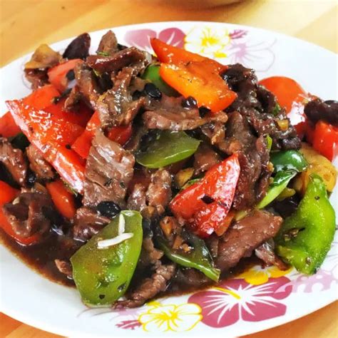 How many calories are in locally source irish beef strips in a chinese black bean sauce and served with steamed rice - calories, carbs, nutrition