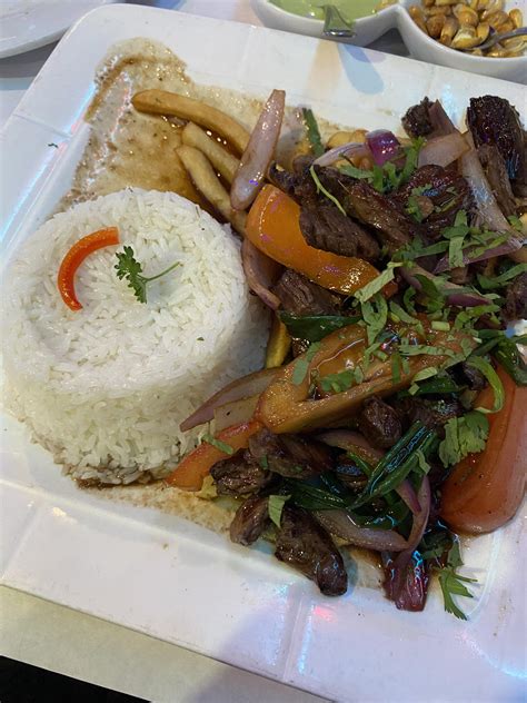 How many calories are in lomo saltado - calories, carbs, nutrition