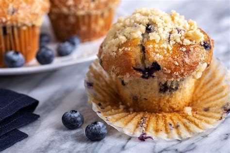 How many calories are in low fat blueberry streusel muffins - calories, carbs, nutrition
