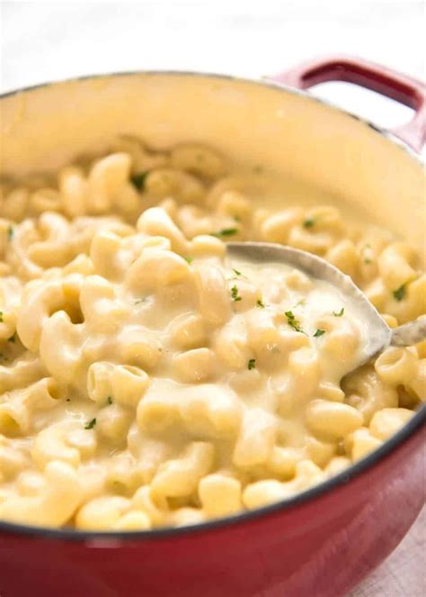 How many calories are in macaroni pasta in a creamy cheddar cheese sauce and served with toasted garlic bread - calories, carbs, nutrition