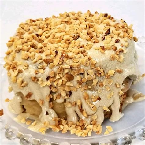 How many calories are in maple nut cinnamon roll, with frosting - calories, carbs, nutrition