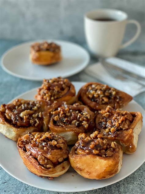 How many calories are in maple nut cinnamon rolls - calories, carbs, nutrition