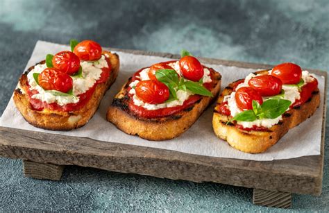 How many calories are in mediterranean bruschetta pizzetta - calories, carbs, nutrition