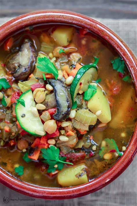 How many calories are in mediterranean style vegetable soup - calories, carbs, nutrition