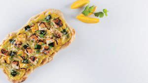 How many calories are in mindful balsamic chicken wheat pizzetta - calories, carbs, nutrition