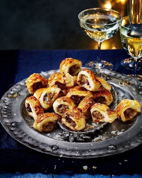 How many calories are in mini sausage roll with red onion chutney - calories, carbs, nutrition