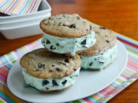 How many calories are in mint chocolate chip ice cream sandwich - calories, carbs, nutrition