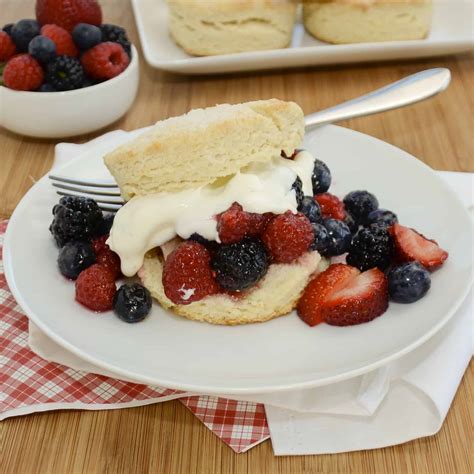 How many calories are in mixed berry shortcake - calories, carbs, nutrition