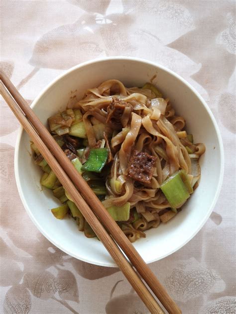 How many calories are in mongolian seitan with fried noodles - calories, carbs, nutrition