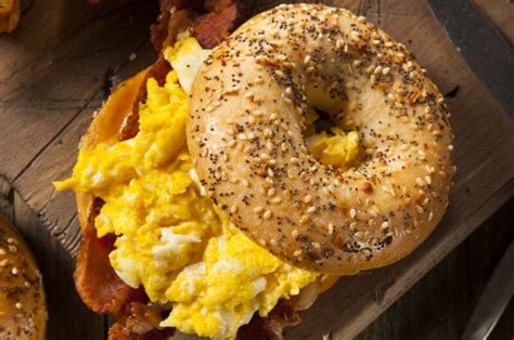 How many calories are in multigrain bagel sandwich, cheesy scrambled eggs and whites (400hs) - calories, carbs, nutrition