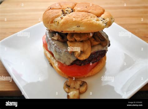 How many calories are in mushroom burger on onion roll - calories, carbs, nutrition