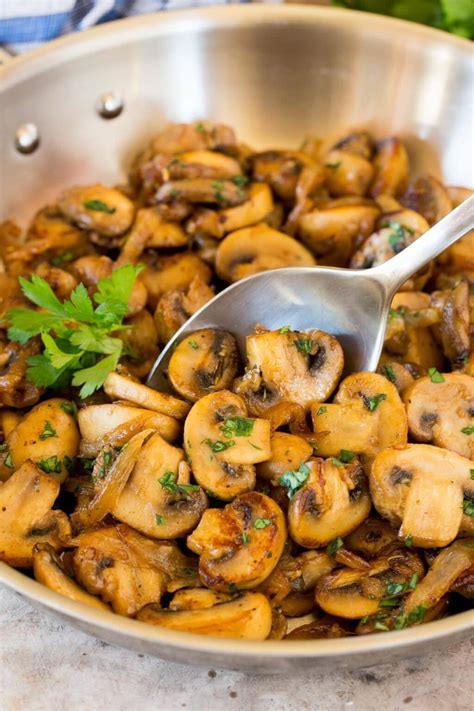 How many calories are in mushroom button sauteed pan spray sliced 1/4