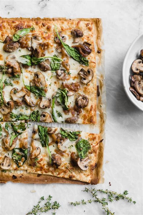 How many calories are in mushroom- onion and spinach pizza - calories, carbs, nutrition