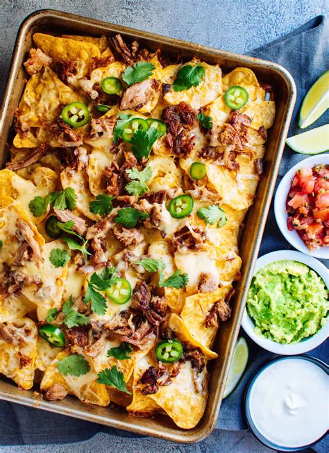 How many calories are in nachos with cheese sauce and pulled pork - calories, carbs, nutrition