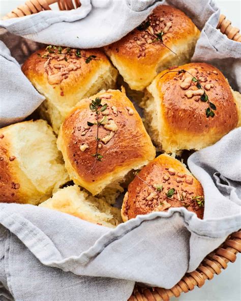 How many calories are in onion dinner rolls - calories, carbs, nutrition