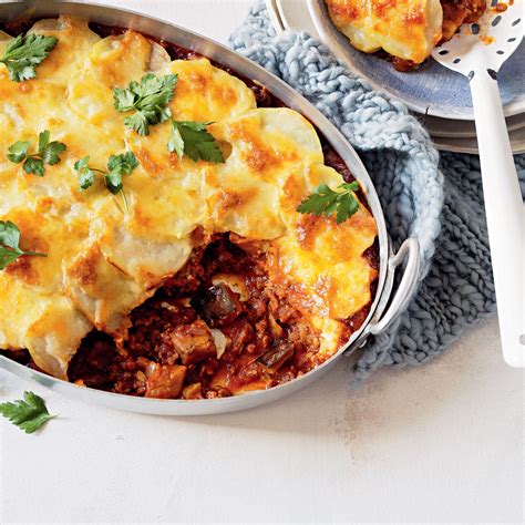 How many calories are in oven baked lamb moussaka with a golden cheese crust, garlic bread & side salad - calories, carbs, nutrition