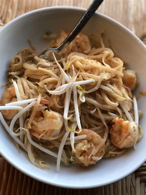 How many calories are in pad thai lemongrass shrimp and peanuts - calories, carbs, nutrition