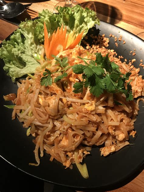 How many calories are in pad thai with peanuts - calories, carbs, nutrition