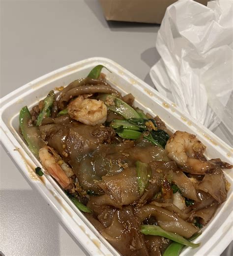 How many calories are in pad thai with shrimp - calories, carbs, nutrition