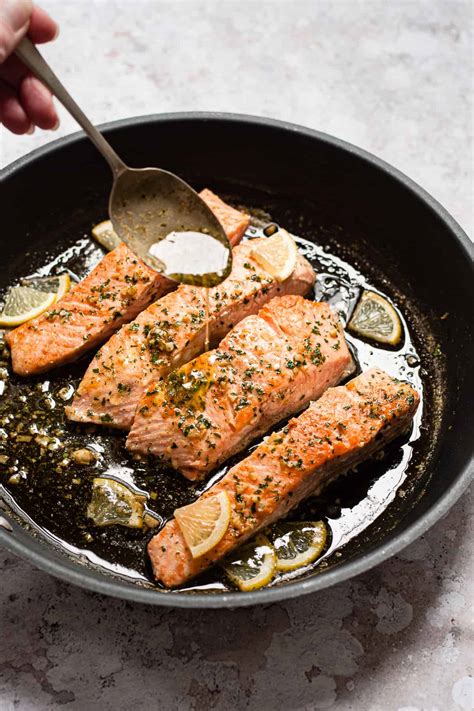 How many calories are in pan-fried salmon on a bed of spinach and drizzled with salsa verde - calories, carbs, nutrition