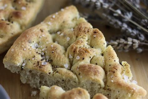 How many calories are in parmesan black pepper focaccia bread - calories, carbs, nutrition