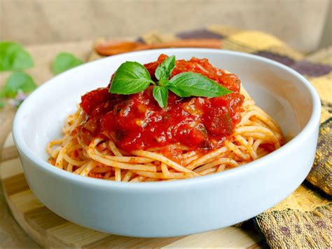 How many calories are in pasta with fresh tomato sauce - calories, carbs, nutrition