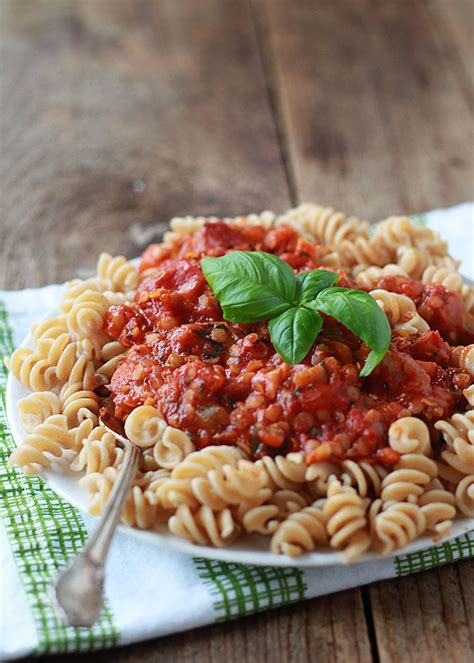 How many calories are in pasta with lentil and red pepper sauce - calories, carbs, nutrition