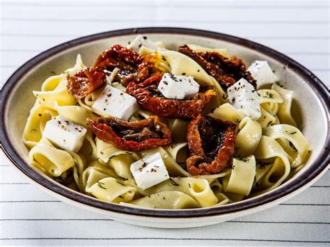 How many calories are in pasta with sun-dried tomato pesto and feta cheese - calories, carbs, nutrition