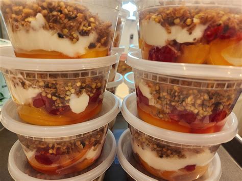 How many calories are in peach and raspberry yogurt parfait - calories, carbs, nutrition