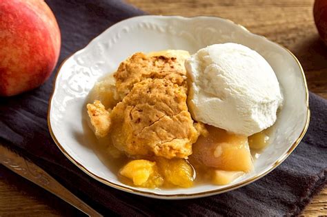 How many calories are in peach cobbler - calories, carbs, nutrition