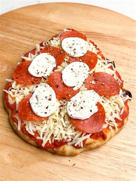 How many calories are in pepperoni flatbread pizza - calories, carbs, nutrition