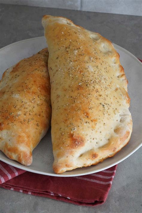 How many calories are in pepperoni lovers mini calzone - calories, carbs, nutrition