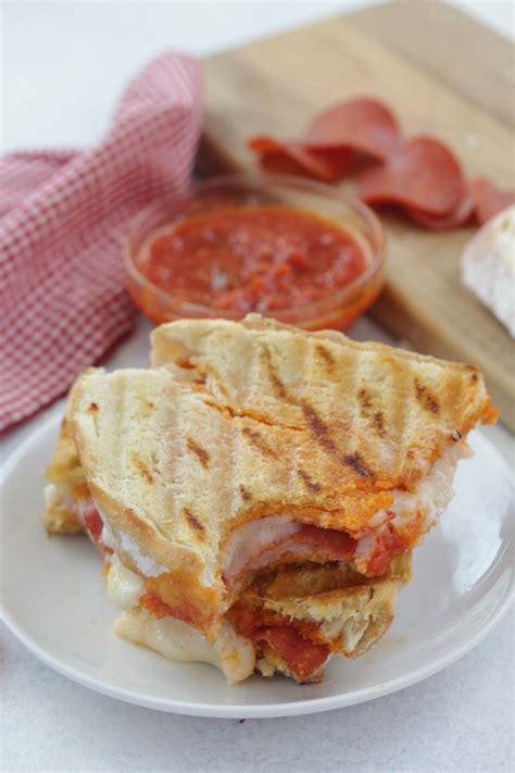 How many calories are in pepperoni panini - calories, carbs, nutrition