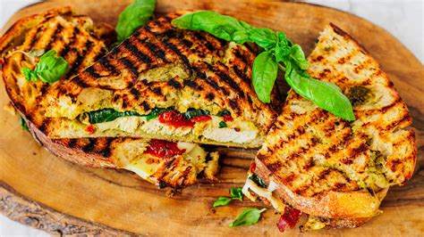 How many calories are in pesto chicken panini - calories, carbs, nutrition