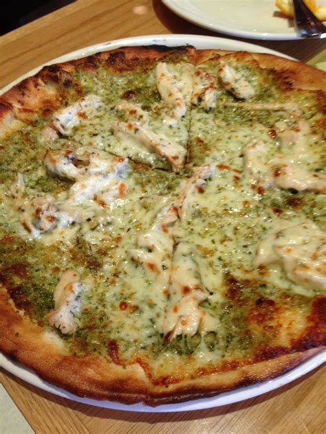 How many calories are in pesto chicken pizza (1) - calories, carbs, nutrition