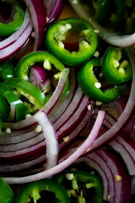 How many calories are in pickled red onions and jalapenos - calories, carbs, nutrition