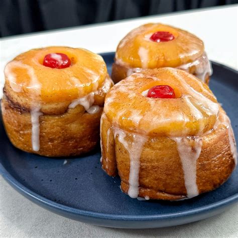 How many calories are in pineapple cinnamon rolls - calories, carbs, nutrition