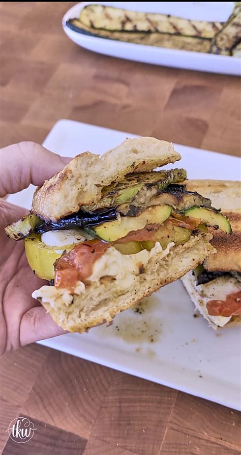 How many calories are in pita with eggplant and tomato sandwich - calories, carbs, nutrition