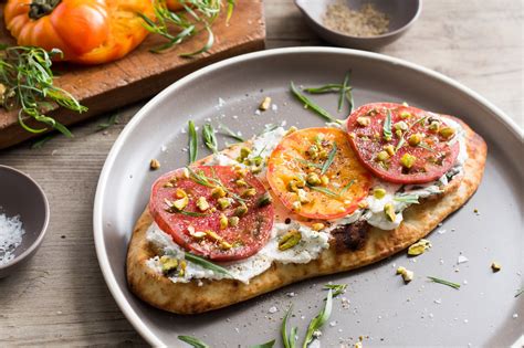 How many calories are in pizza flatbread tomato bruschetta cut 4 - calories, carbs, nutrition