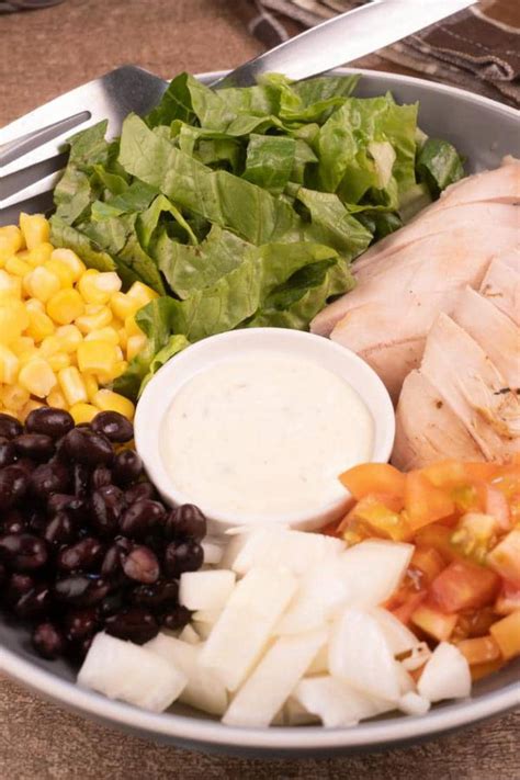 How many calories are in platter southwestern grilled chicken salad - calories, carbs, nutrition