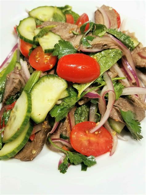 How many calories are in platter thai beef salad - calories, carbs, nutrition