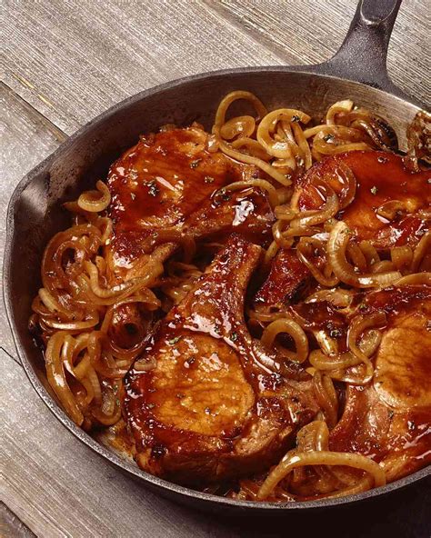 How many calories are in pork chop smothered with onions - calories, carbs, nutrition