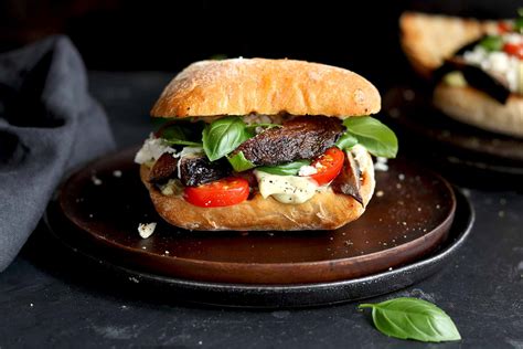 How many calories are in portobello sandwich with white bun - calories, carbs, nutrition