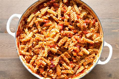 How many calories are in portuguese style quorn with pasta - calories, carbs, nutrition