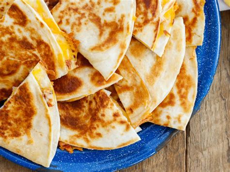 How many calories are in quesadilla onion & smoked gouda 6