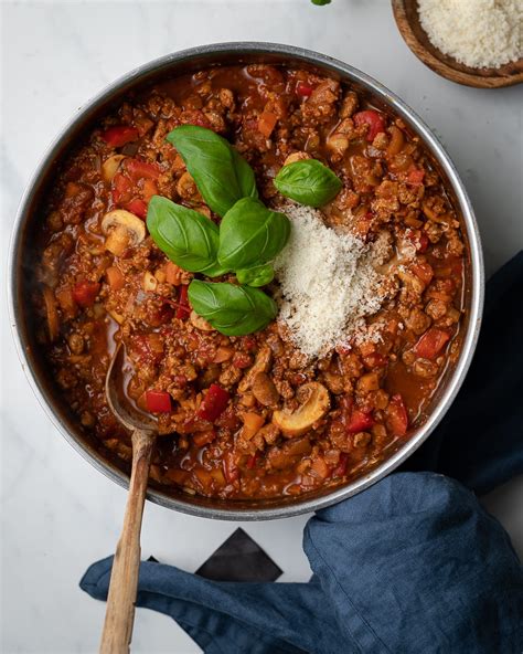 How many calories are in quorn in a rich tomato sauce layered with pasta & b?chamel sauce and oven baked - calories, carbs, nutrition