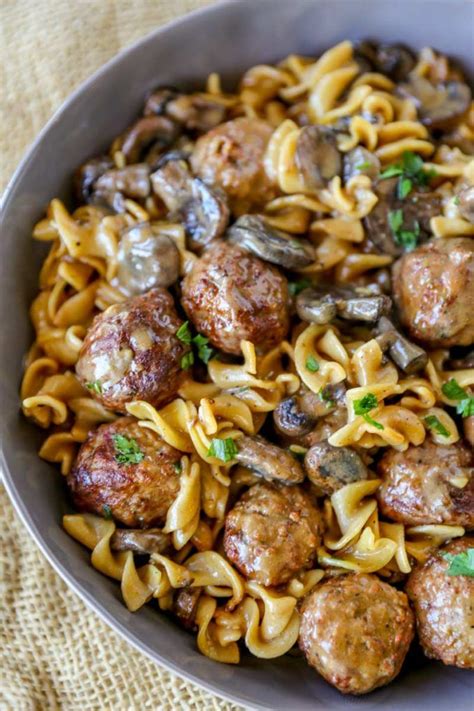 How many calories are in quorn meatballs with stroganoff sauce, egg noodles, green beans (600veg) - calories, carbs, nutrition