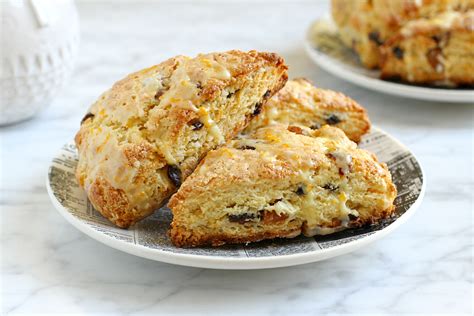 How many calories are in raisin scones - calories, carbs, nutrition