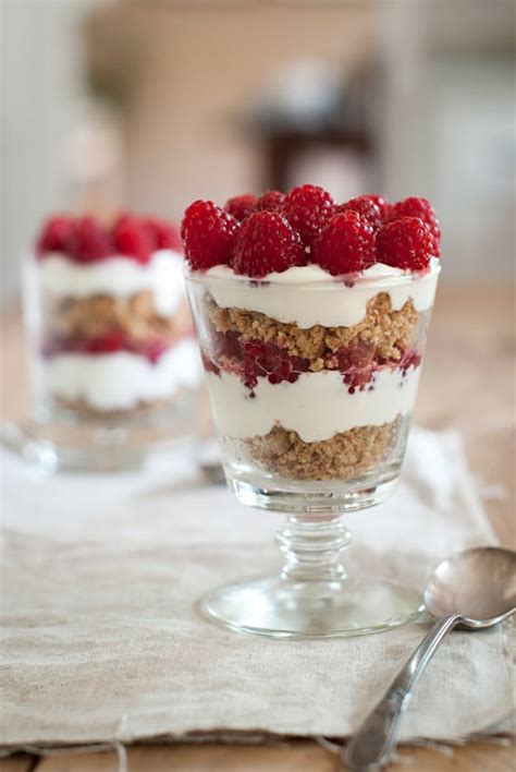 How many calories are in raspberry and granola parfait - calories, carbs, nutrition